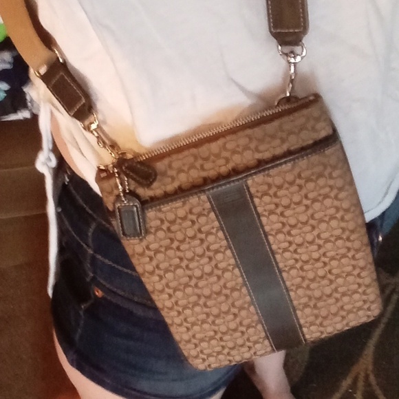 COACH Signature Crossbody EUC - Picture 15 of 16